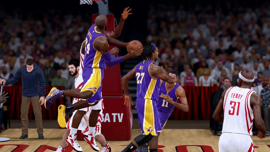 NBA2K15空中接力技巧心得分享：实战操作体验与战术应用探讨